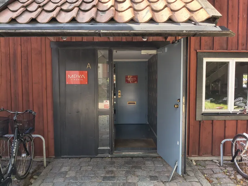 Entrédörren till 27A i den röda träfasaden mot gården