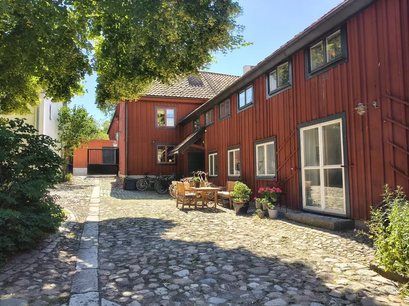 Kullerstensgården med de röda gårdshusen och uteplatsen